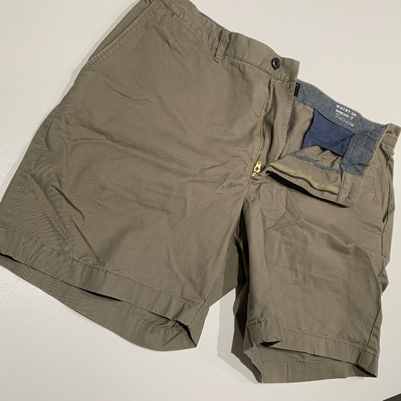J. Crew 7" Stretch  Chino Flat Front Shorts in Khaki Green - Picture 2 of 4